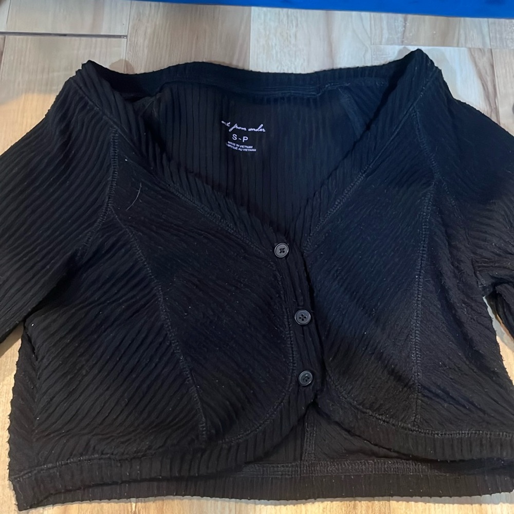 OUT FROM UNDER BLACK CROP TOP